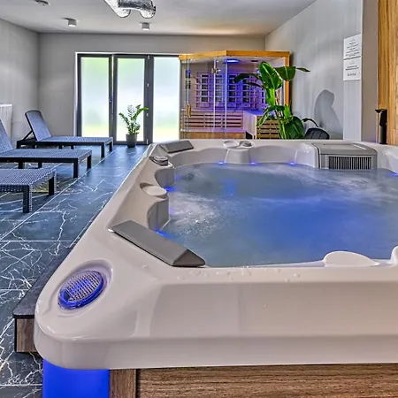 Superior Z Prywatna Balia I Ogrodem - Belle View & - By Royal Aparts Daire